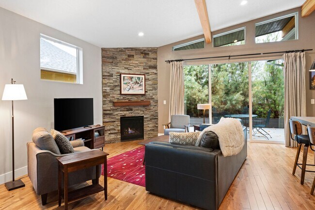 Building Photo - For Rent: Furnished Executive Home in Bend, OR – Prime Location!