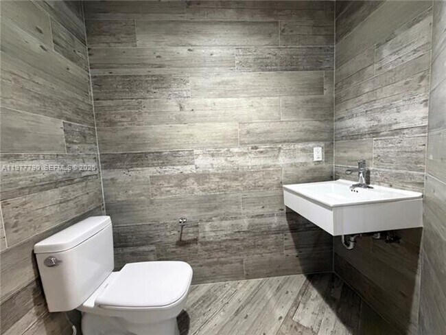 Building Photo - 17111 Biscayne Blvd