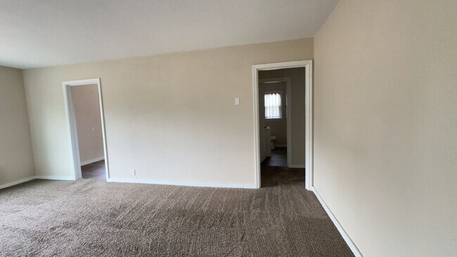 Building Photo - 2 Bedroom / 1 Bathroom Home in Madras Oregon