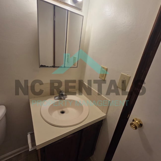 Building Photo - 2559 Green Oaks Ct SE