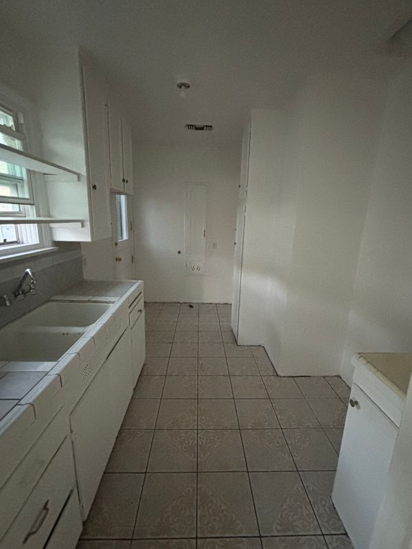 Building Photo - 318 E 99th St