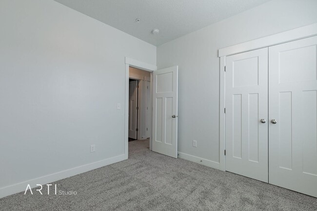 Building Photo - Bright Top-Floor Condo with Stunning Views...