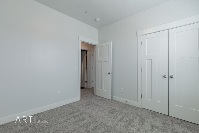 Building Photo - **Modern Comfort Awaits in Saratoga Spring...