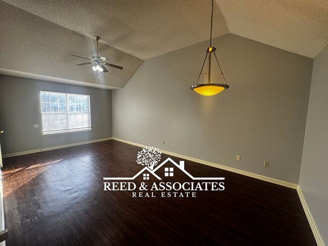 Building Photo - 2 Bedroom Town Home Located in Quiet Bartlett Neighborhood!