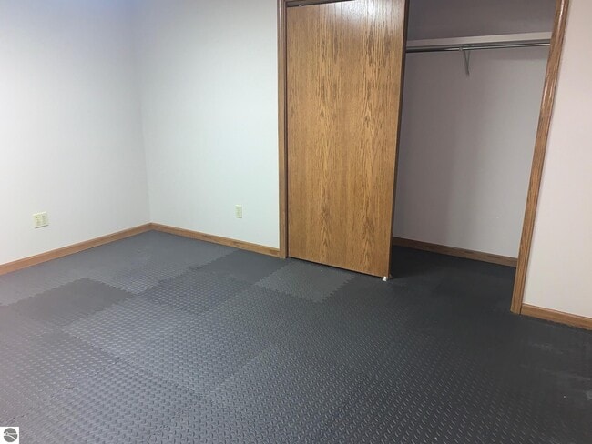 Building Photo - 1631 Eastpointe Dr