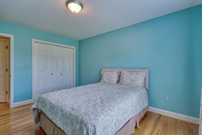 Building Photo - 210 Rivermill Ct
