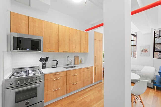 Building Photo - 517 W 45th St