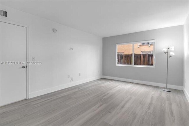 Building Photo - 6235 SW Kendale Lakes Cir