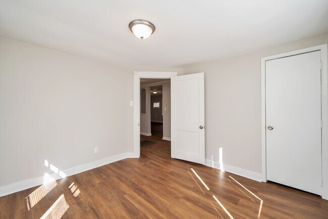 Building Photo - Super Cute Super Clean Priced to move fast!!!