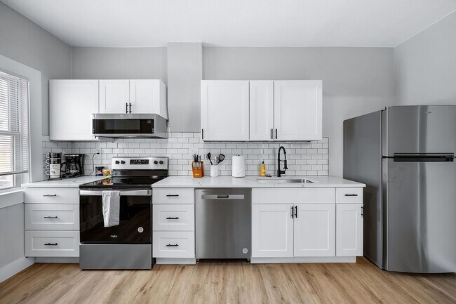 Building Photo - Remodeled 1BD, 1BA in the Highlands with B...