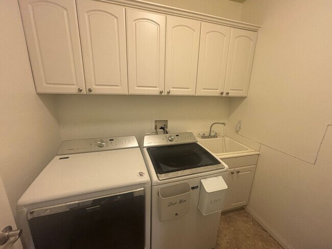 Building Photo - 3-Bedroom Single-Story Home with Smart Features & Remodeled Kitchen in Castaic!