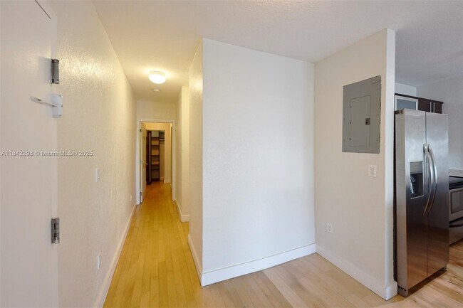 Building Photo - 7171 Bay Dr