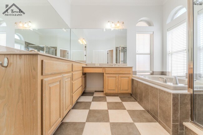 Building Photo - 4937 Silver Crest Dr