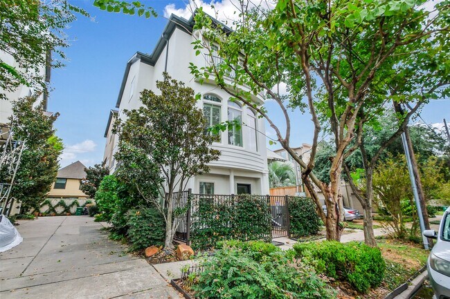 Primary Photo - 2301 Park St