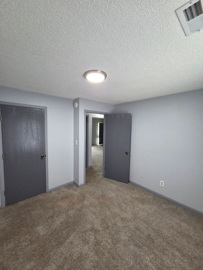 Building Photo - Updated 2 Bedroom / 1 Bathroom in Lee's Summit!!