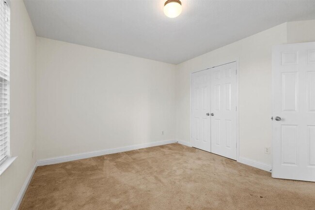 Building Photo - 914 Bandon Ln