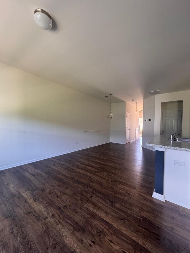 Building Photo - MOVE-IN SPECIAL! 1/2 OFF 1st MONTHS RENT.