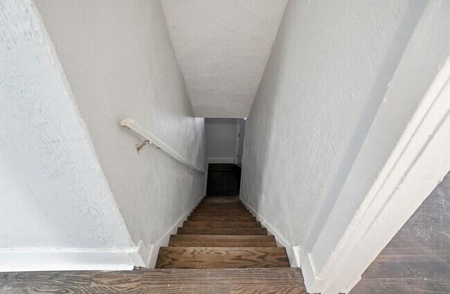 Building Photo - 44 5 Oaks Ave