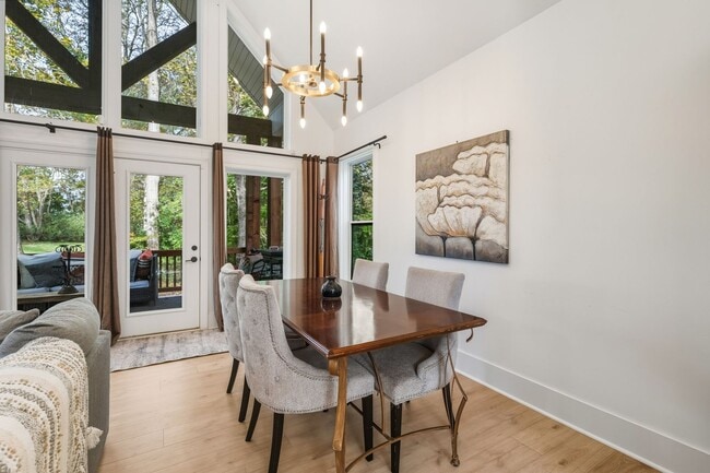 Building Photo - PARK FLEX STAYS-Peaceful 3 Bed, 2 Bath Cou...