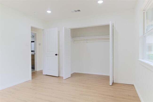 Building Photo - 305 Rowland Dr