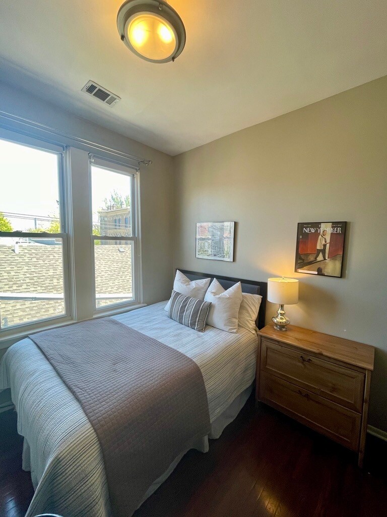 Building Photo - 916 W Wisconsin St