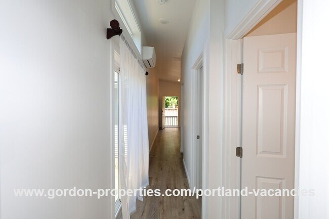 Building Photo - SE 88th Ave - 2 bedroom ADU close to the restaurants and shops along SE 92nd Ave and SE Foster Blvd