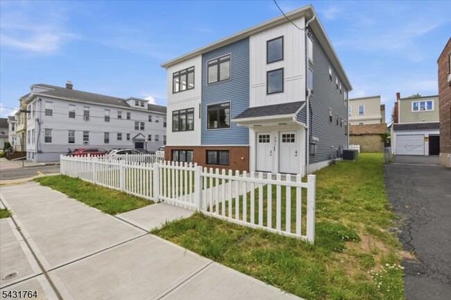 Building Photo - 281 Maple St