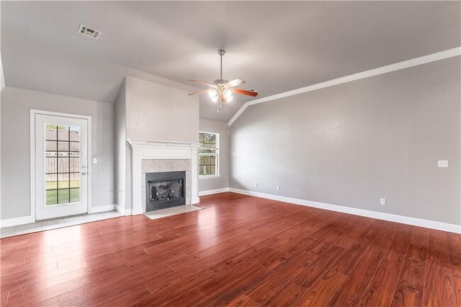 Building Photo - 521 Redbud St