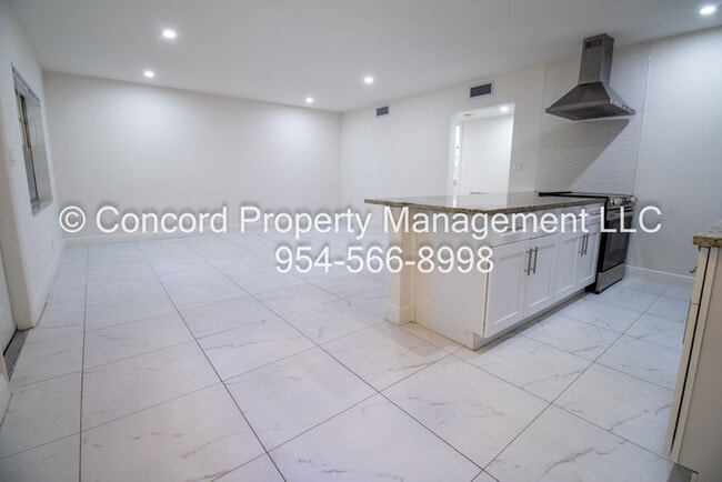 Building Photo - 1 Month Free Gorgeous 2BR- Open Layout- Island Kitchen-Pool- Central AC