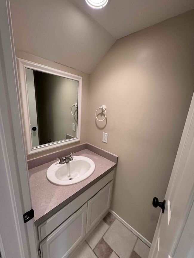Building Photo - Darling 1 Bed, 1.5 Bath Townhouse with sma...