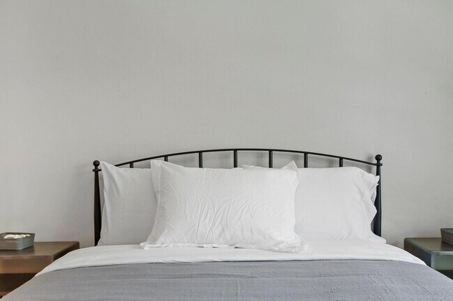 Building Photo - 915 W Pacific Ave