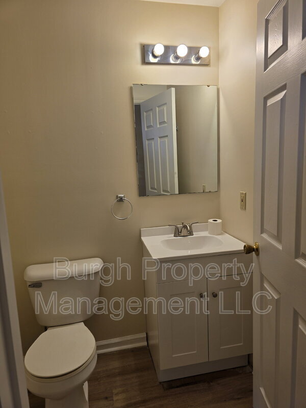 Building Photo - 116 W 8th Ave