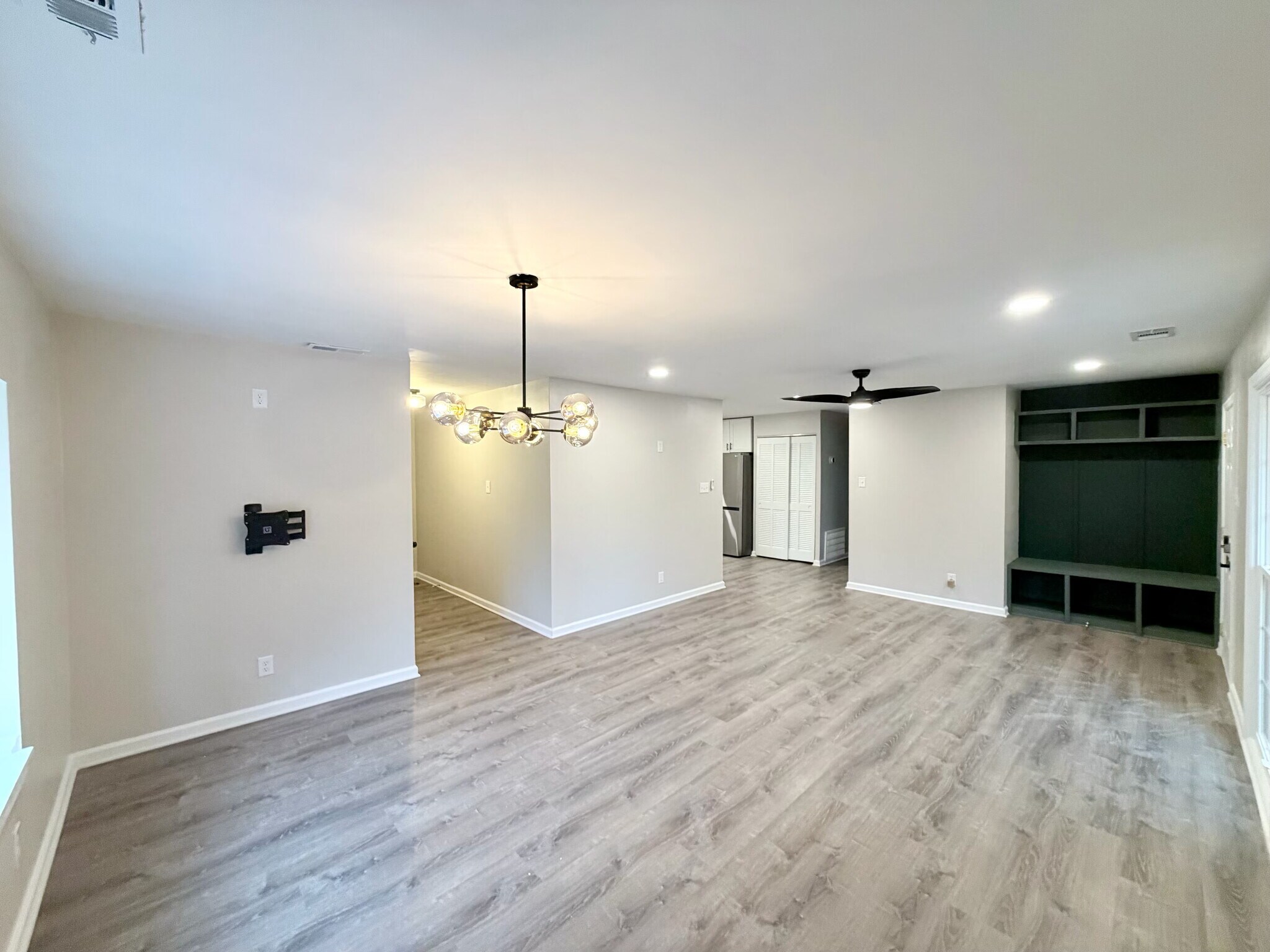 Building Photo - 2910 Driftwood Dr