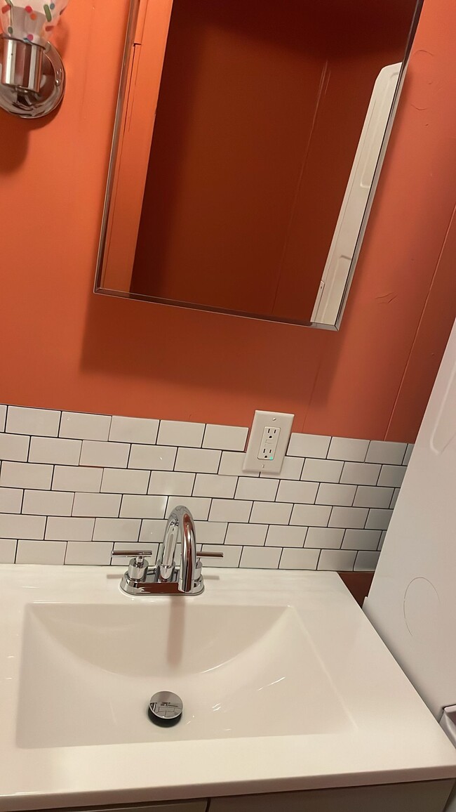 Building Photo - 700