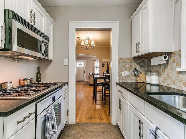 Building Photo - Charming 2-Bedroom Home minutes from everything!