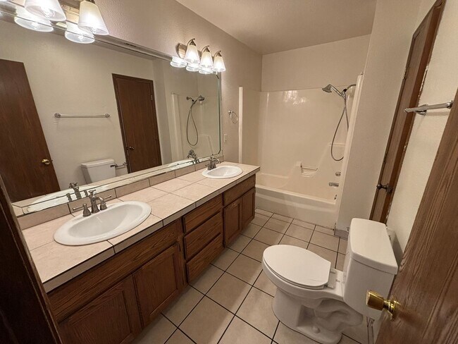 Building Photo - 822-824 N. Daisy Ln