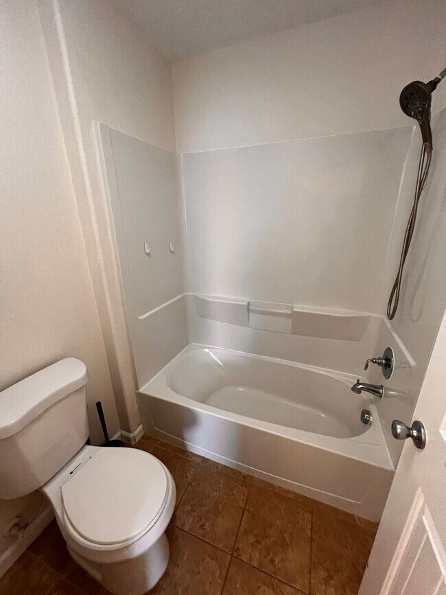 Building Photo - Great looking home and neighborhood in the...