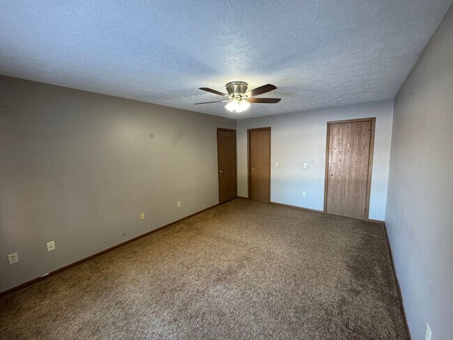 Building Photo - 8611 Scenicview Dr