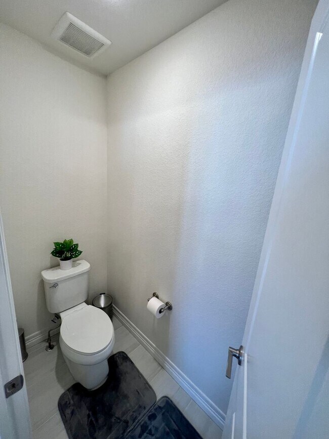 Building Photo - Almost New 3BD 2.5Bath Townhouse