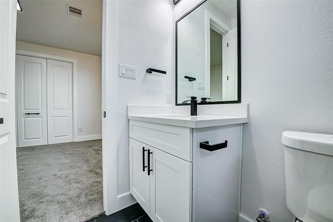 Building Photo - 1913 Hoskins Dr