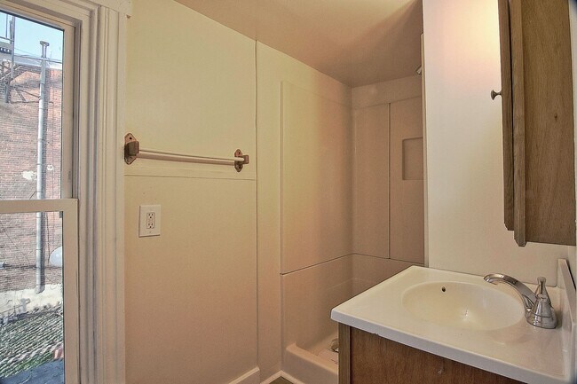 Building Photo - Manatawny Street 264/266