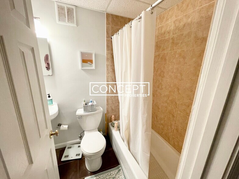 Building Photo - 77 Park Dr