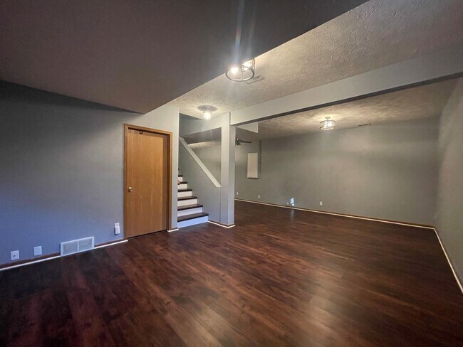 Building Photo - Home For Rent Bellevue.