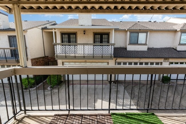 Building Photo - 8750 Park Ln