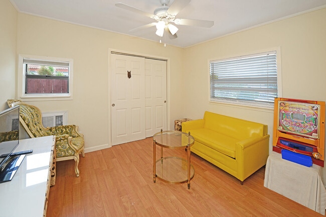 Building Photo - 1001 SE 5th Ave