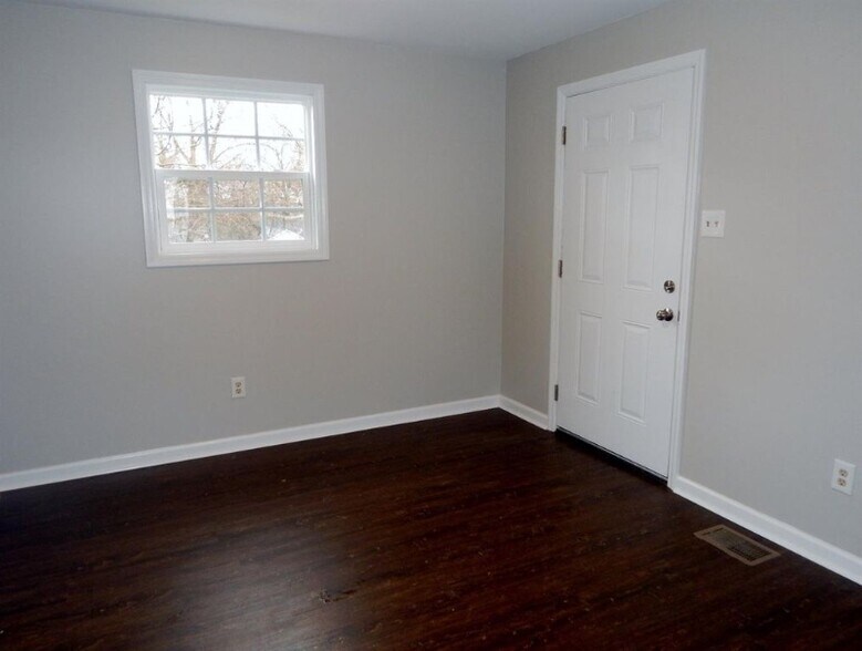 Building Photo - 301 Thompson Rd