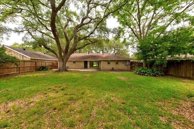 Building Photo - 8826 Robindell Dr