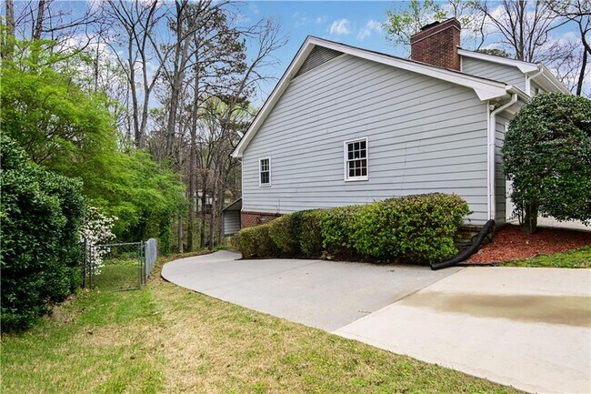 Building Photo - 4711 Nutmeg Way SW