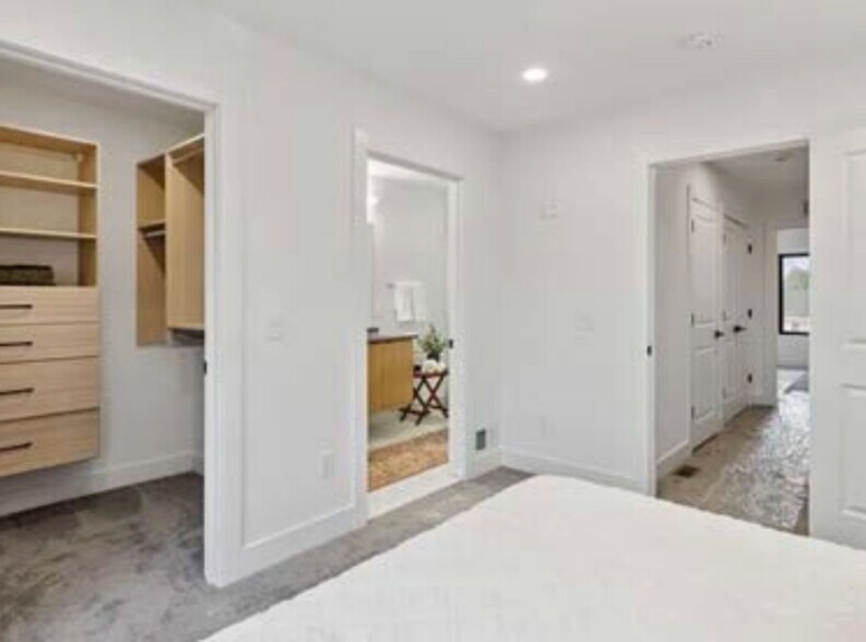 Building Photo - 1547 Pallister St