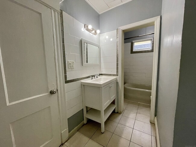 Building Photo - 275 Cooke St